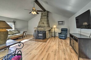 Casa (2 Bedrooms) | Zona de estar | Una televisión, una chimenea