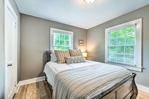 2 soverom, strykejern/-brett, barnesenger (inkludert) og sengetøy