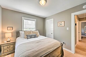 2 室のベッドルーム、アイロン / アイロン台、ベビーベッド (無料)、ベッドシーツ