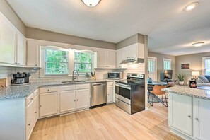 Mikrobølgeovn, ovn, kokeplater og oppvaskmaskin