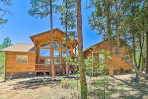 Interior - Deck, Grill & Fire Pit: Spacious Show Low Hideaway (Show Low)