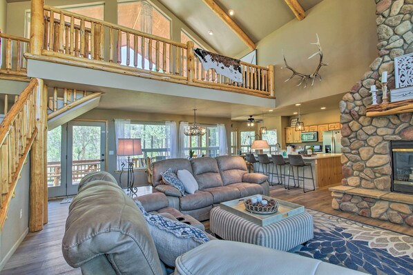 Front of property - Wooded Hideaway! Spacious Show Low Log Cabin (Show Low)