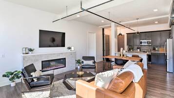 Appartement (1 Bedroom) | Coin séjour | Télévision, cheminée, livres