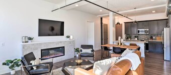 Walk to UNL Campus: Dtwn Lincoln Loft Apt!