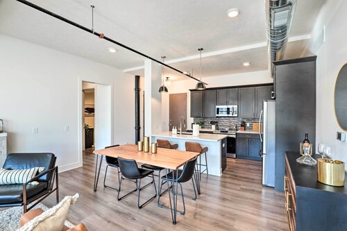 Walk to UNL Campus: Dtwn Lincoln Loft Apt!