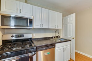 Microwave, oven, stovetop, dishwasher - Hopewell Junction Escape w/ Smart TV! (Hopewell Junction)