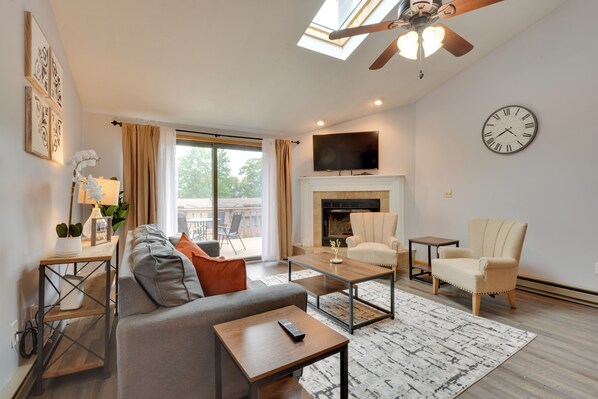 Căn hộ (2 Bedrooms) | Khu phòng khách | Lò sưởi 