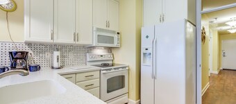 Lakefront Huddleston Condo w/ Community Pool
