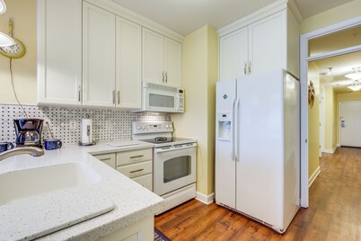 Lakefront Huddleston Condo w/ Community Pool