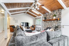 Interior - 'the Cub House' w/ Hot Tub & Arcade in Arnold! (Arnold)