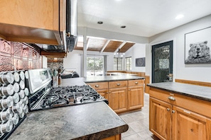 Interior - 'the Cub House' w/ Hot Tub & Arcade in Arnold! (Arnold)