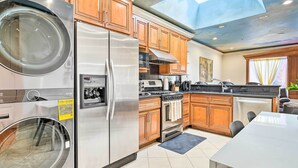 High chair, paper towels - Daly City Vacation Rental w/ Furnished Patio (Daly City)