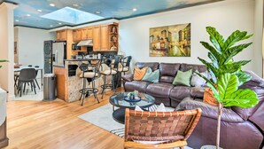 Living area - Daly City Vacation Rental w/ Furnished Patio (Daly City)