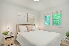 2 habitaciones, espacio para trabajar con laptop y ropa de cama 