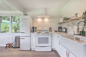 House (2 Bedrooms) | Private kitchen | Microwave, oven, stovetop, dishwasher