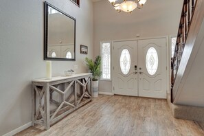 House (5 Bedrooms) | Interior