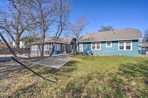 Property grounds - Updated San Antonio Home ~ 3 Mi to Downtown! (San Antonio)
