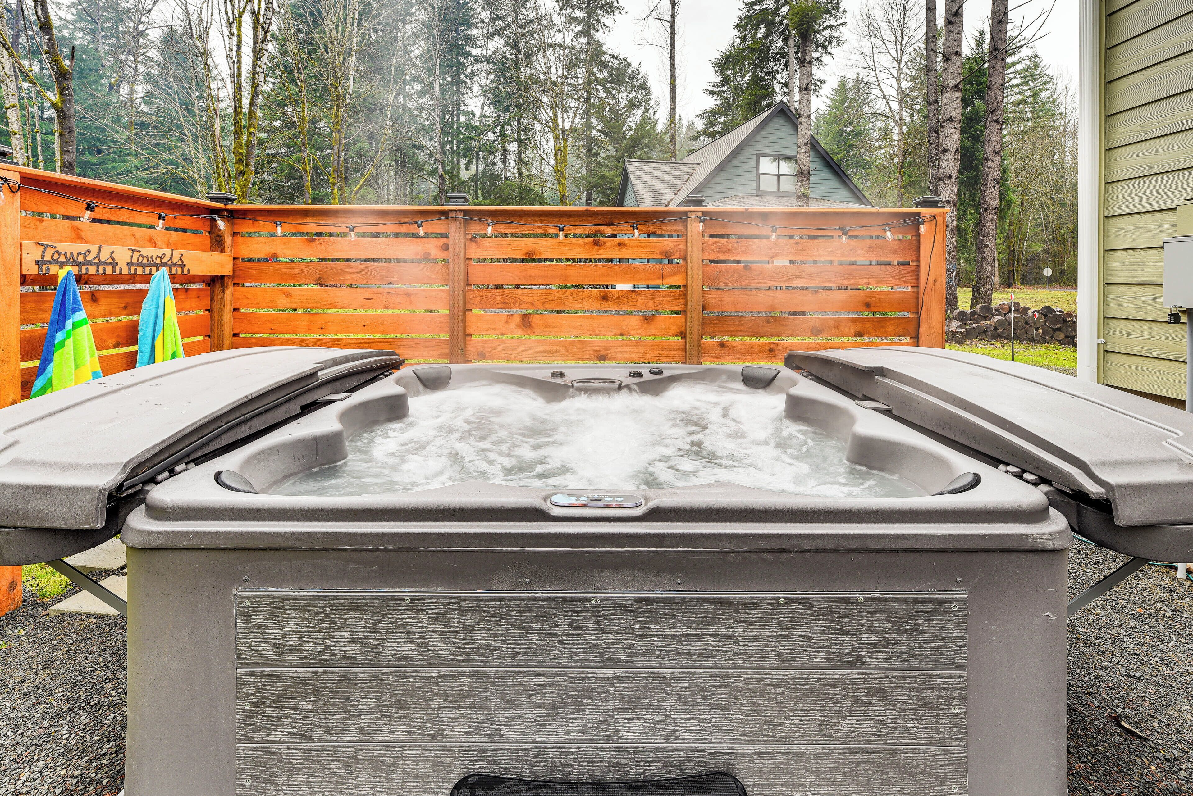 Un jacuzzi con cerramiento de madera y un cartel que dice 'Toallas Toallas'.