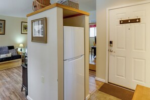 Apartment (0 Bedroom) | Interior - Sunriver Vacation Rental w/ Community Hot Tub! (Bend)