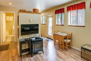Apartment (0 Bedroom) | Interior - Sunriver Vacation Rental w/ Community Hot Tub! (Bend)