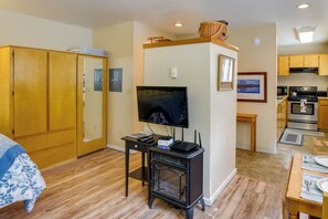 Apartment (0 Bedroom) | Interior - Sunriver Vacation Rental w/ Community Hot Tub! (Bend)