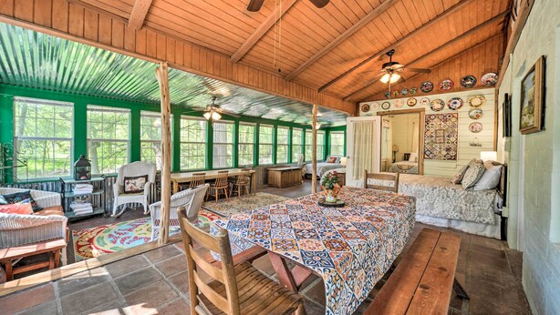 Une pièce spacieuse avec un grand lit, un plafond en bois et un coin repas.