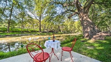 Cottage (2 Bedrooms) | Outdoor dining
