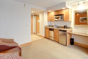 Cookware/dishes/utensils, paper towels - Ski-in/ski-out Crested Butte Studio w/ Pool Access (Crested Butte)