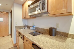 Cookware/dishes/utensils, paper towels - Ski-in/ski-out Crested Butte Studio w/ Pool Access (Crested Butte)