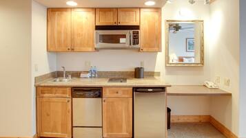 Cookware/dishes/utensils, paper towels