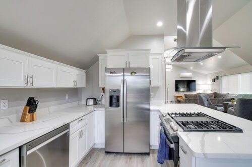 Modern Edgewood Home Near Tacoma w/ Deck!