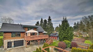 Une cabane en rondins dotée d’une terrasse, d’un patio couvert et de fondations en pierre.