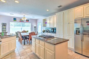 Microwave, oven, stovetop, dishwasher - Eclectic Montgomery Home Near Lake Conroe! (Montgomery)