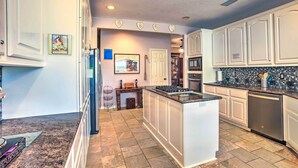 Microwave, oven, stovetop, dishwasher - Eclectic Montgomery Home Near Lake Conroe! (Montgomery)
