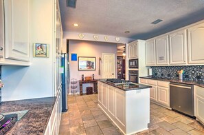 Microwave, oven, stovetop, dishwasher - Eclectic Montgomery Home Near Lake Conroe! (Montgomery)