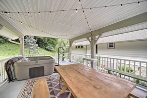 Interior - Settlers Mountain Retreat: On-site Hikes & Views! (Bryson City)