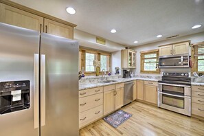 Interior - Settlers Mountain Retreat: On-site Hikes & Views! (Bryson City)