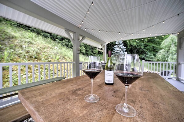 Interior - Settlers Mountain Retreat: On-site Hikes & Views! (Bryson City)