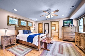 Interior - Settlers Mountain Retreat: On-site Hikes & Views! (Bryson City)