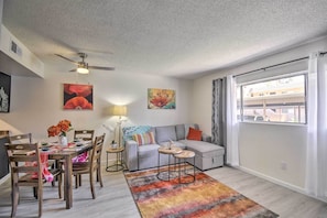 TV, books - Sunny Scottsdale Condo w/ 2 Year-round Pools! (Scottsdale)