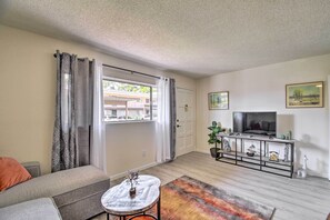 TV, books - Sunny Scottsdale Condo w/ 2 Year-round Pools! (Scottsdale)