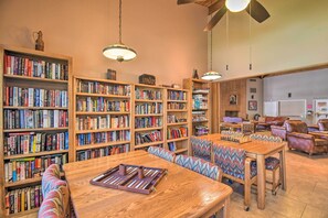 Game room - Sunny Scottsdale Condo w/ 2 Year-round Pools! (Scottsdale)