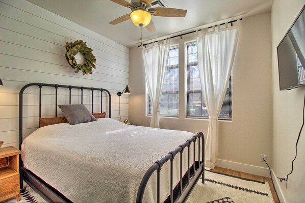 2 bedrooms, laptop workspace, iron/ironing board, bed sheets