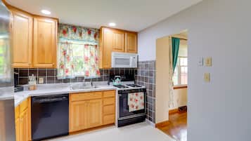 Casa (3 Bedrooms) | Cozinha privada | Micro-ondas, lava-louças, talheres/pratos/utensílios de cozinha