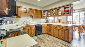 Une cuisine spacieuse avec des meubles en bois, un lave-vaisselle et un grand îlot central.
