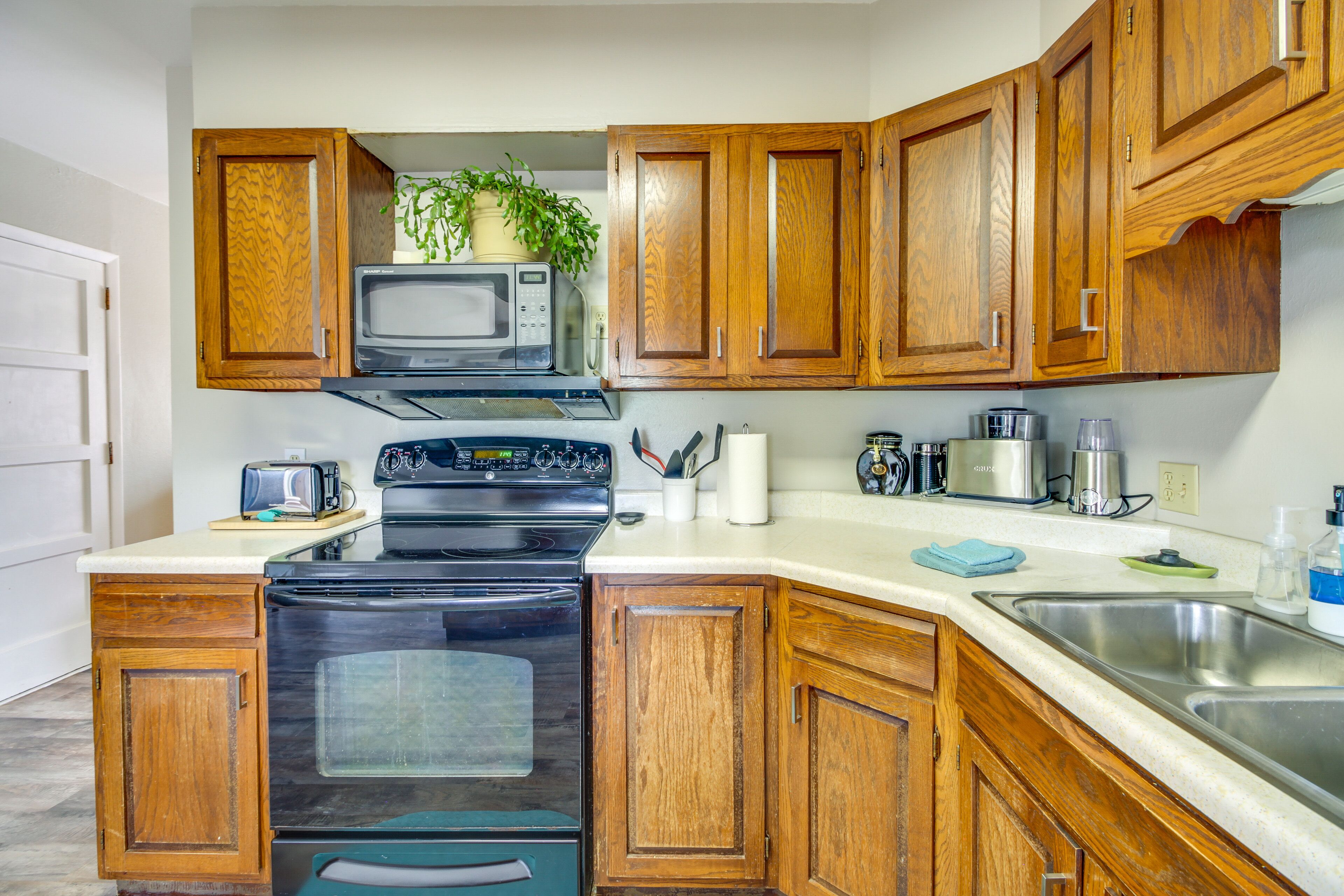 Four à micro-ondes, un four, surface de cuisson, lave-vaisselle