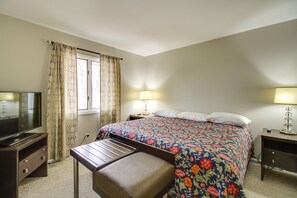 3 bedrooms, iron/ironing board, free cots/infant beds, bed sheets - Charming Hoyt Lakes Home w/ Sauna & Fire Pit (Hoyt Lakes)