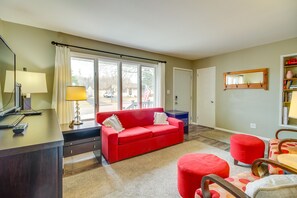 TV - Charming Hoyt Lakes Home w/ Sauna & Fire Pit (Hoyt Lakes)