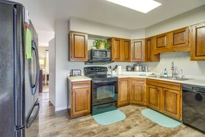 Microwave, oven, stovetop, dishwasher - Charming Hoyt Lakes Home w/ Sauna & Fire Pit (Hoyt Lakes)