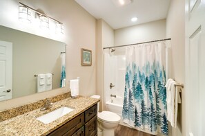 House (2 Bedrooms) | Bathroom | Bathtub - Quaint Harrison Home 2 Mi to Downtown! (Harrison)